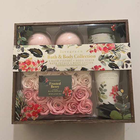 Livegreen Bath & Body Collection Frosted Berry Gift Set / Brand New - Picture 1 of 5